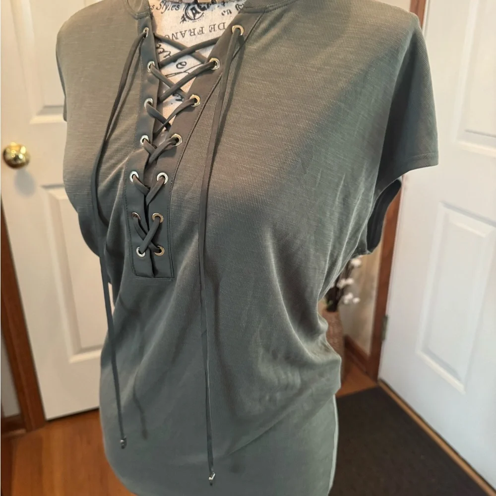 White House Black Market Green Tie Front Short Sleeve Tee size S - Picture 3 of 10